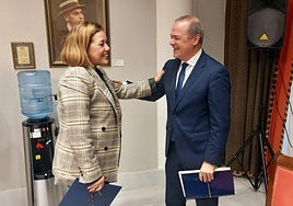 Augusto Hidalgo con la presidenta del Parlamento de Canarias, Astrid Pérez.