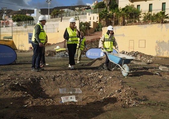 Acto de colocación de la primera piedra del nuevo proyecto municipal en la Vega de San José.