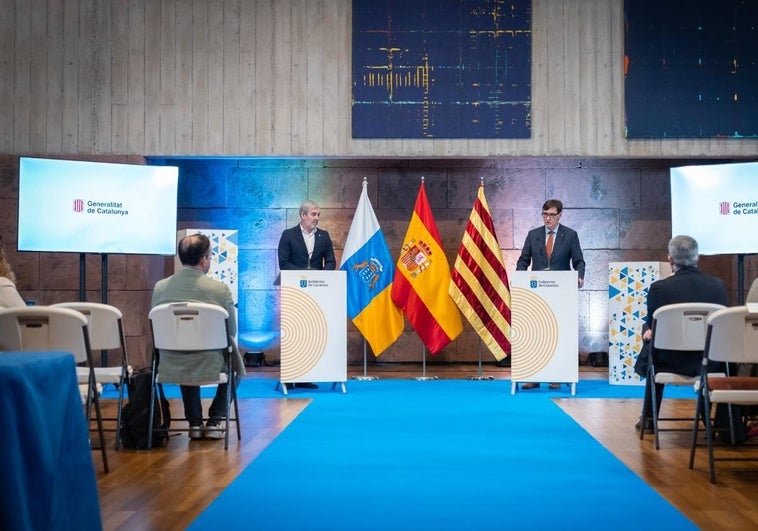 El presidente de Canarias, Fernando Clavijo, y el president de Cataluña, Salvador Illa, en la sede del Gobierno canario en Santa Cruz de Tenerife.