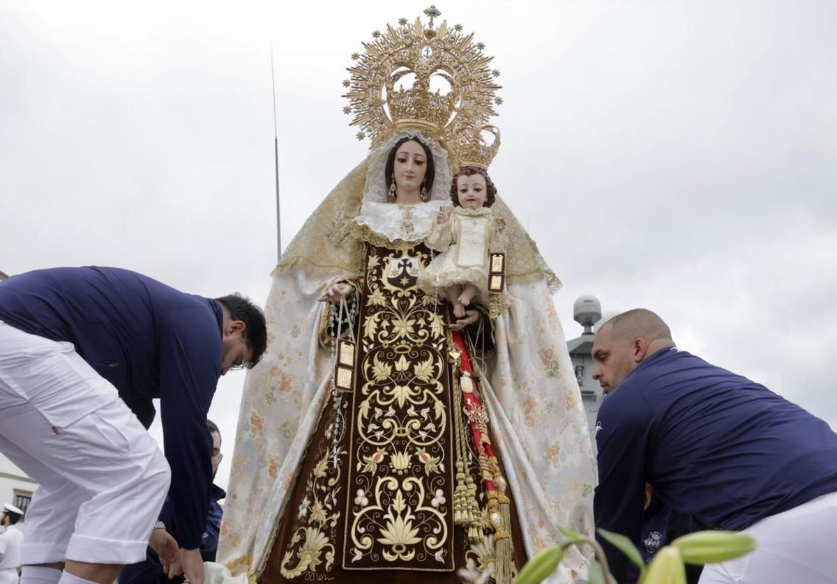 Una procesión en la que la Virgen del Carmen de La Isleta luce el fajín, de color rojo.