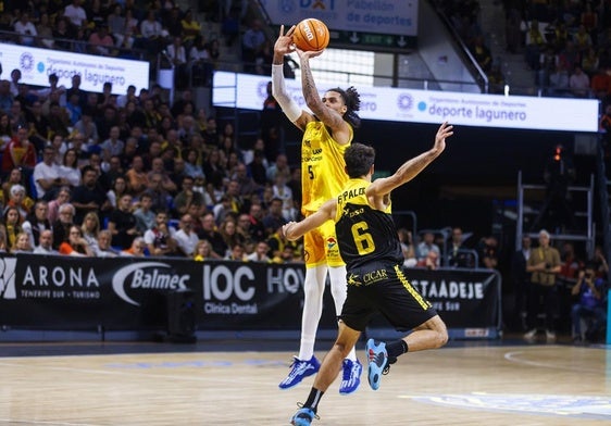 Caleb Homesley lanza en el partido de la primera vuelta en Tenerife.