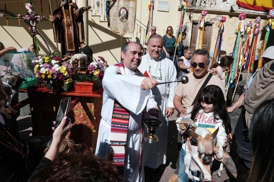 El párroco bendiciendo a los animales en Tamaraceite.