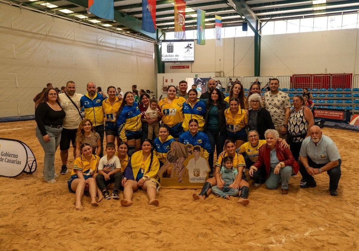 Las integrantes de la selección posan con familiares y dirigentes con su flamante trofeo.