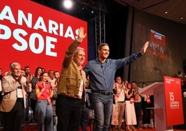 El ministro Ángel Víctor Torres y el presidente del Gobierno, Pedro Sánchez, en el Congreso del PSOE.