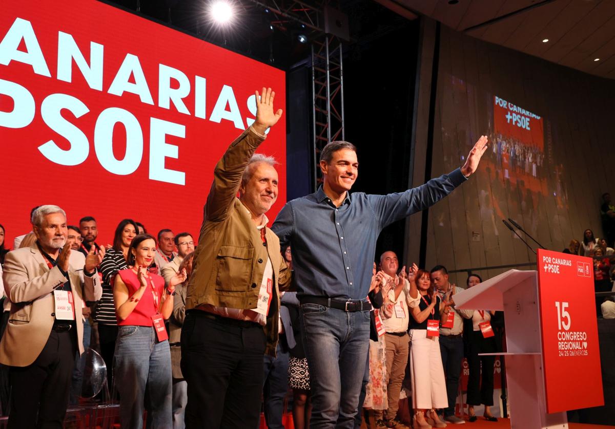 El ministro Ángel Víctor Torres y el presidente del Gobierno, Pedro Sánchez, en el Congreso del PSOE.