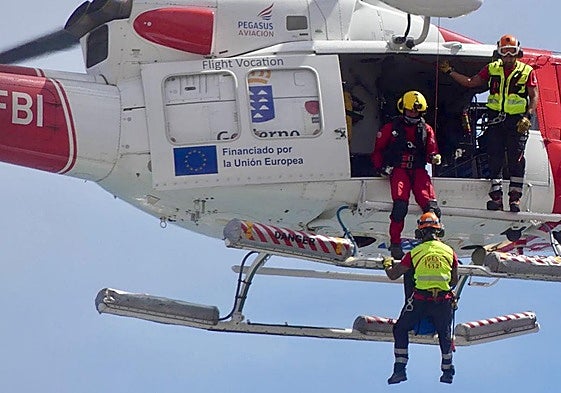 Imagen del rescate por parte del helicóptero del GES.