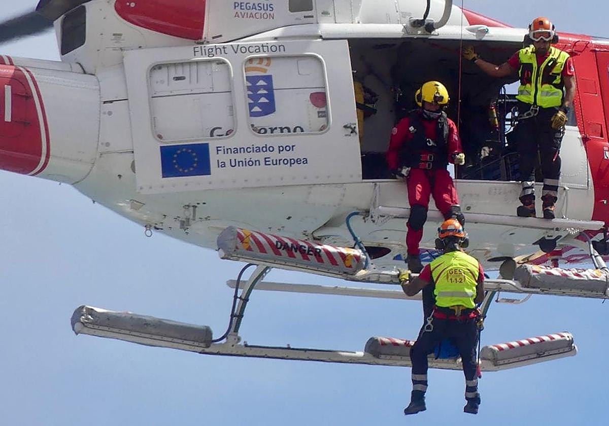 Imagen del rescate por parte del helicóptero del GES.