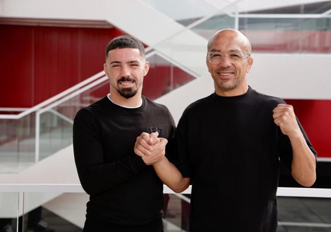 Adrián, junto a Gil Catarino, su entrenador.