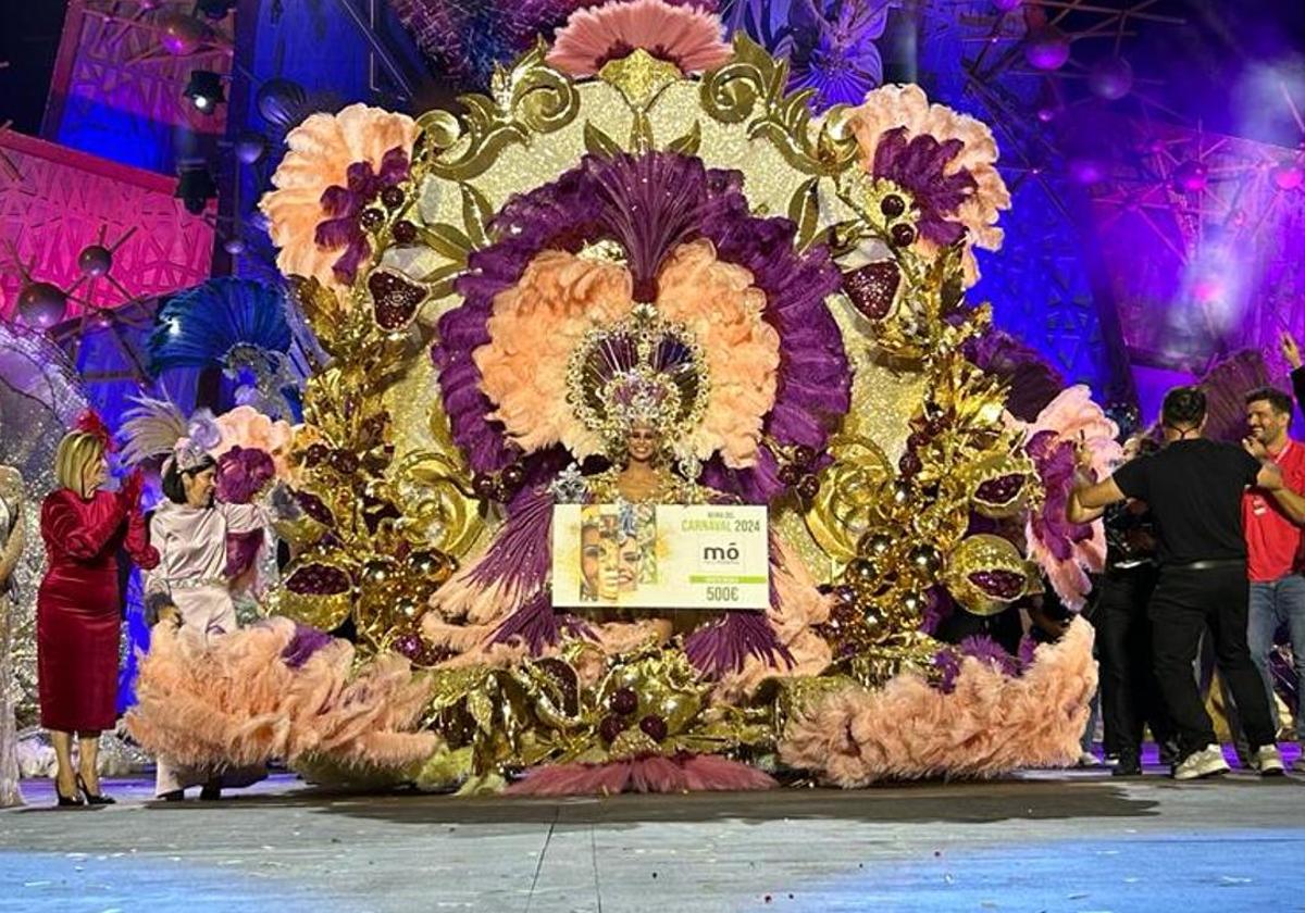 Katia Gutierrez tras ser coronada como reina del carnaval de Las Palmas de Gran Canaria 2024.