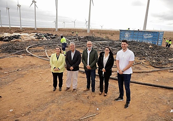 Limpieza de plásticos y materiales de los antiguos invernaderos en Santa Lucía
