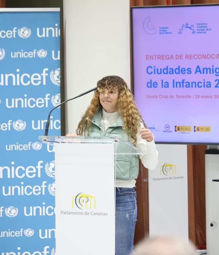 Imagen secundaria 2 - El Parlamento acoge el acto de reconocimiento a las nuevas Ciudades Amigas de la Infancia de Unicef