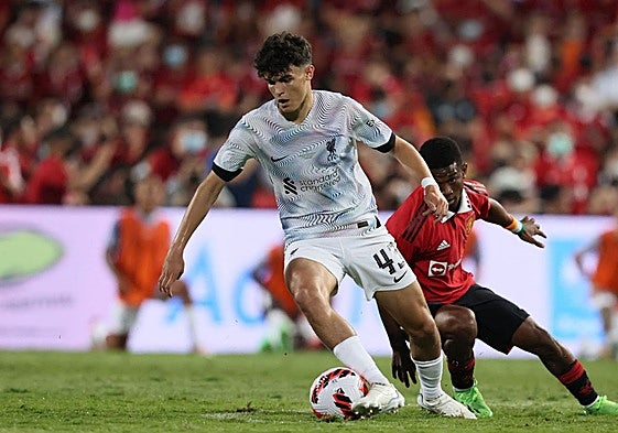 Bajcetic domina la pelota en un partido del Liverpool ante el Manchester United.