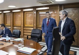 Foto archivo del presidente de Canarias, Fernando Clavijo (CC), junto al vicepresidente del Gobierno, Manuel Domínguez (PP)