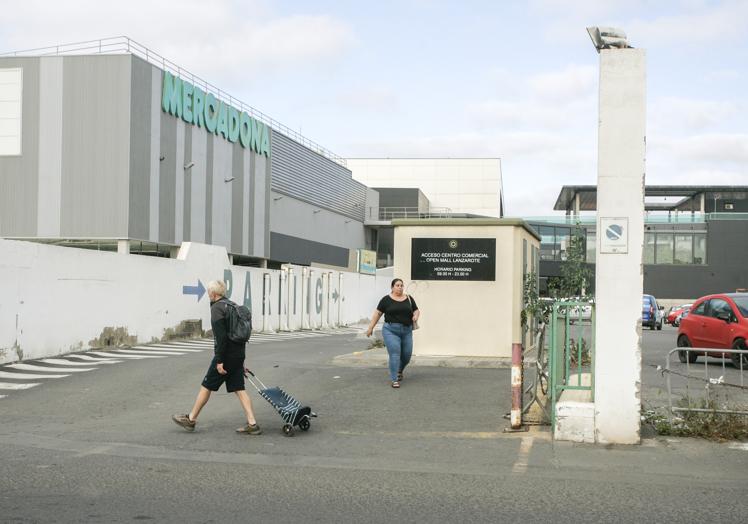 Zona de acceso al Open Mall desde la calle Pérez Galdós.