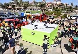 Un momento de la presentación de los nuevos recursos, entre los que figura una colchoneta para rescates.