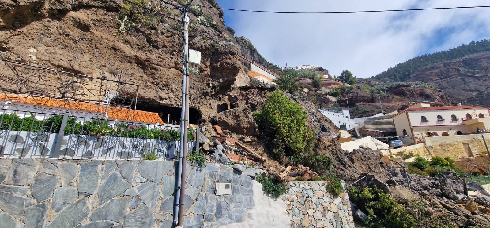 Derrumbe del talúd sobre la casa cueva.