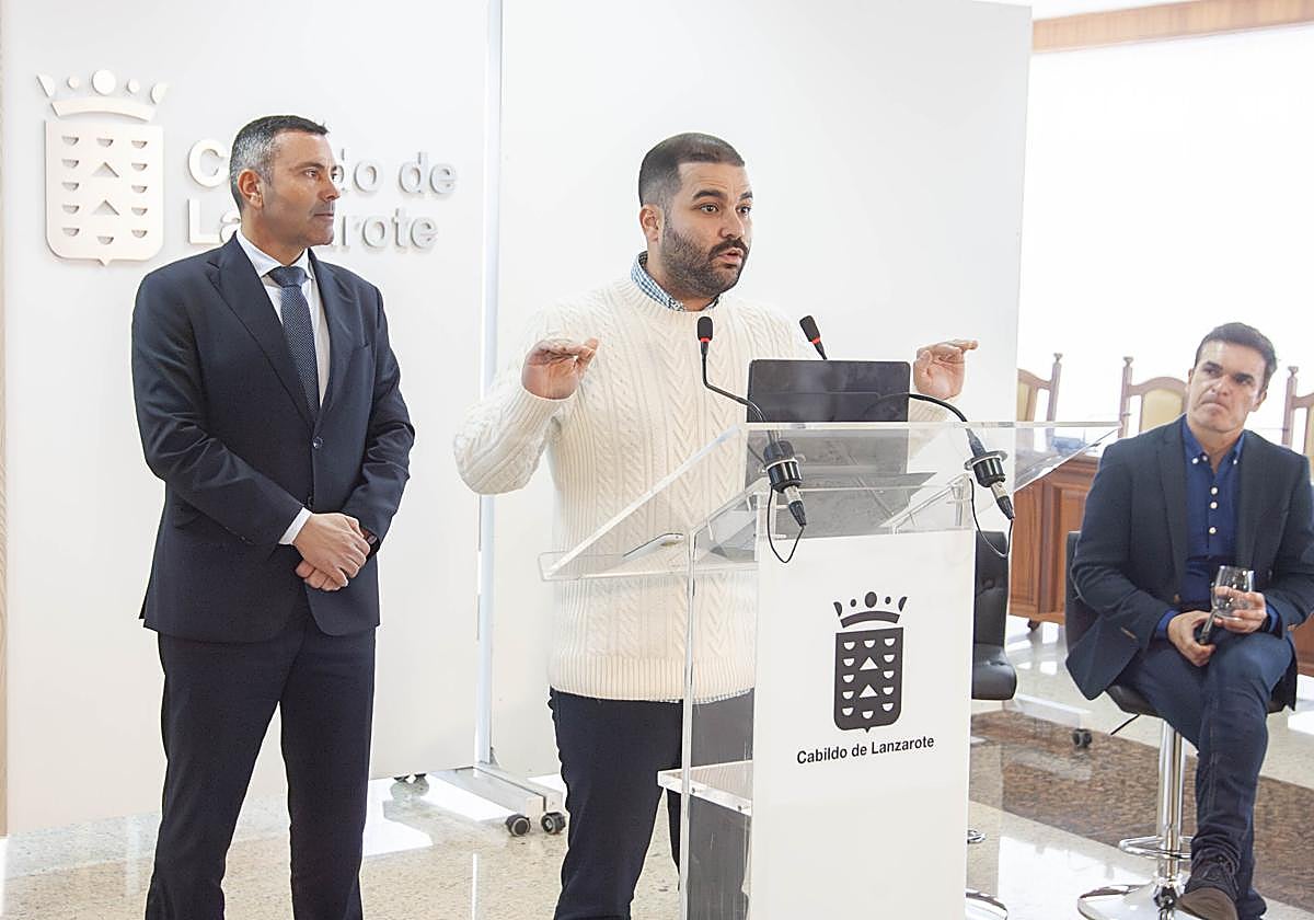 Oswaldo Betancort, Jesús Machín Tavío y Héctor Fernández.