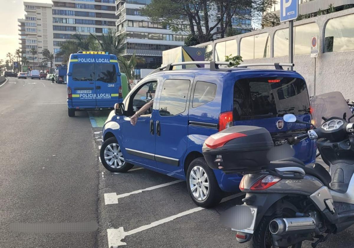 Imagen del vehículo estacionado en un aparcamiento de motos.