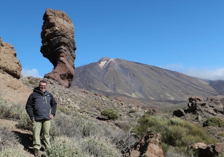 El volcanólogo y profesor de Investigación del CSIC, Joan Martí, a los pies del Teide, un volcán que lleva estudiando desde hace más de 40 años.