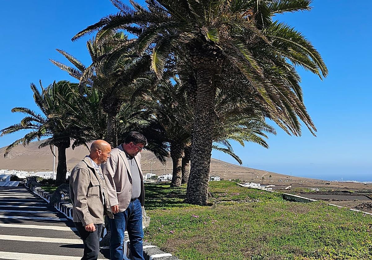 Autoridades de San Bartolomé junto a una zona ajardinada.