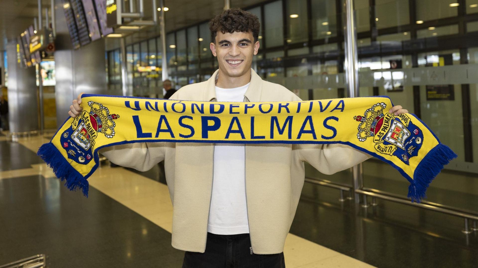 Bajcetic, en el aeropuerto de Gran Canaria con una bufanda de la UD.