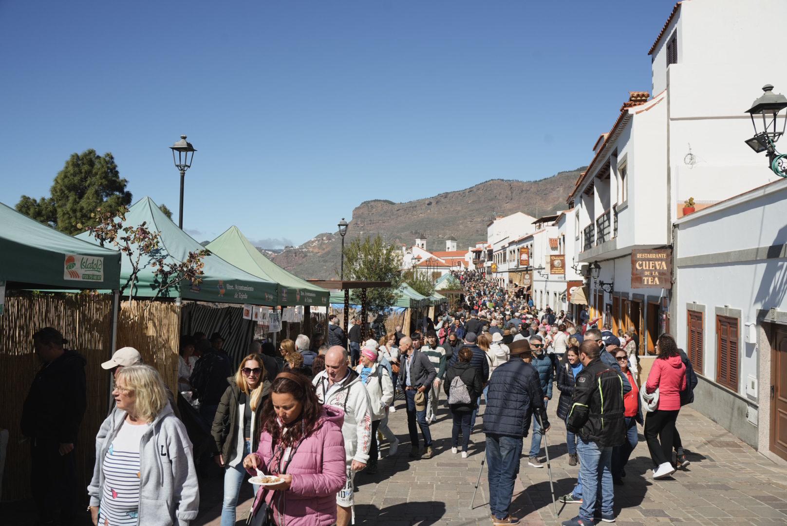 El almendro florece para los turistas