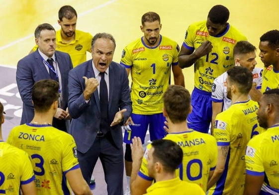 Camarero, dando instrucciones a sus jugadores.