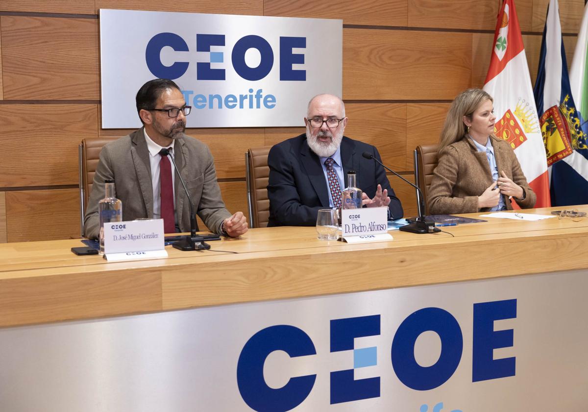 El presidente de la CEOE Tenerife, Pedro Alfonso (c), el director de consultoría de corporación 5, José Miguel González (i), y la gerente de la CEOE, Elena Vela (d).