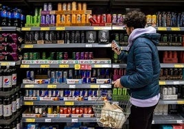 Imagen de archivo de la zona de bebidas energéticas de un supermercado.