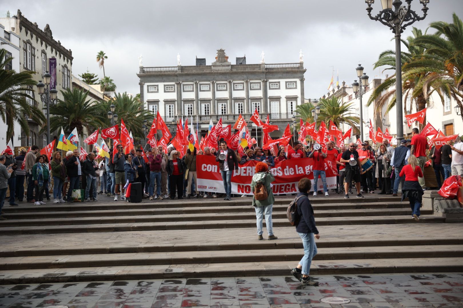 UGT y CC OO salen a la calle en defensa del decreto Ómnibus, en imágenes