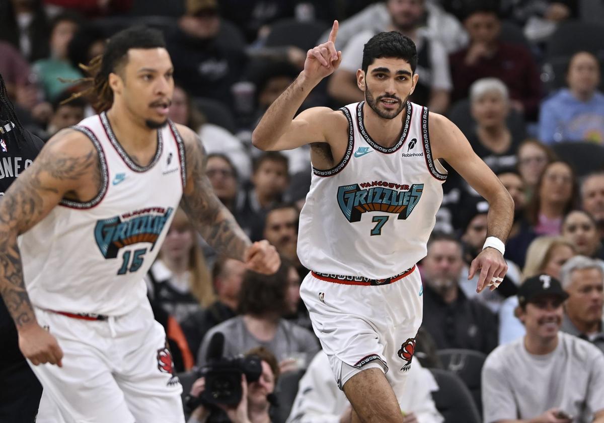 Santi Aldama (d) de los Memphis Grizzlies, en una imagen de archivo durante un partido de la NBA en el Frost Bank Center, en San Antonio (Estados Unidos).