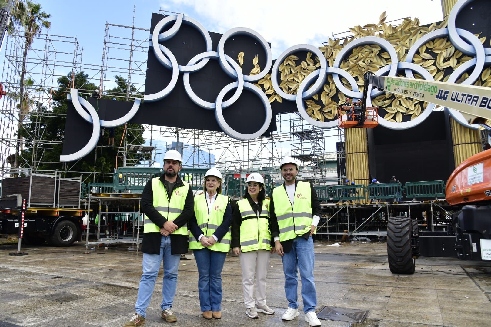 Carolina Darias e Inma Medina comprueban los trabajos del montaje del escenario del carnaval de Las Palmas de Gran Canaria