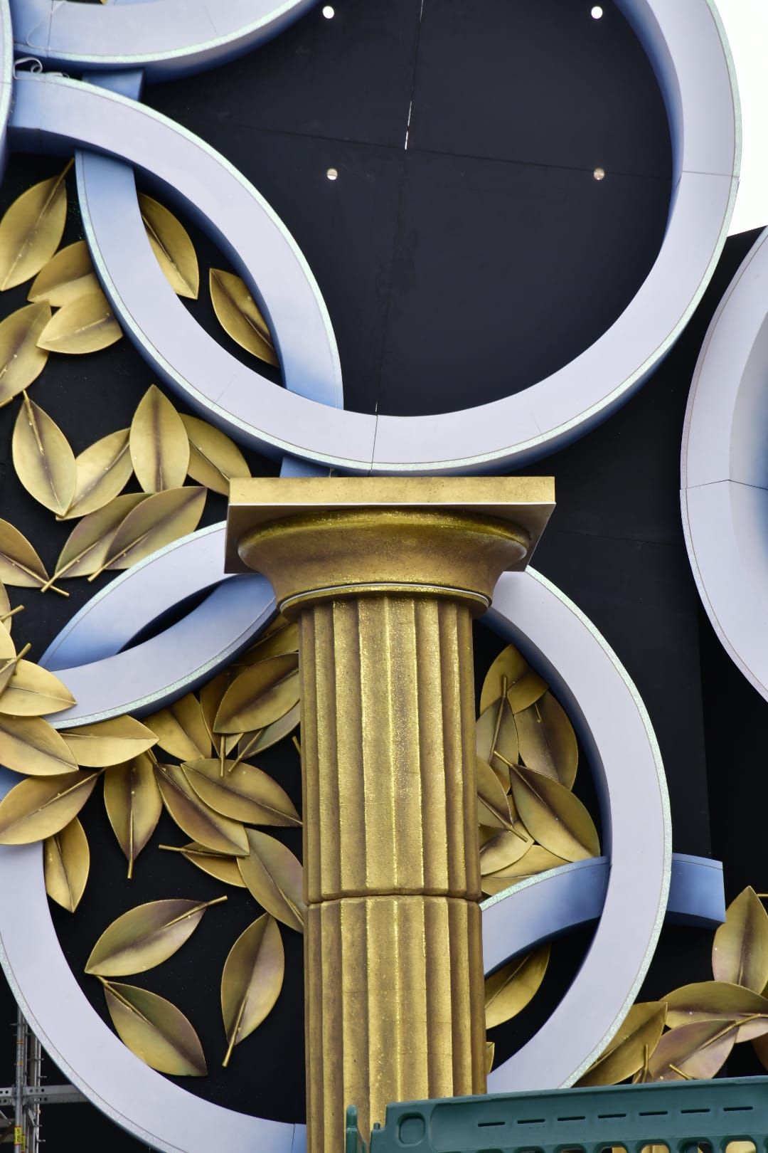 Carolina Darias e Inma Medina comprueban los trabajos del montaje del escenario del carnaval de Las Palmas de Gran Canaria