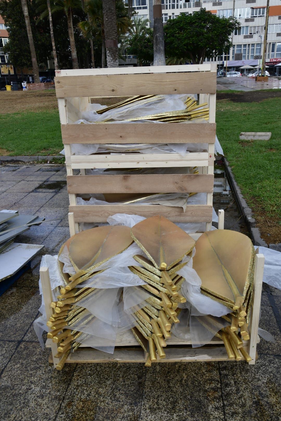 Carolina Darias e Inma Medina comprueban los trabajos del montaje del escenario del carnaval de Las Palmas de Gran Canaria