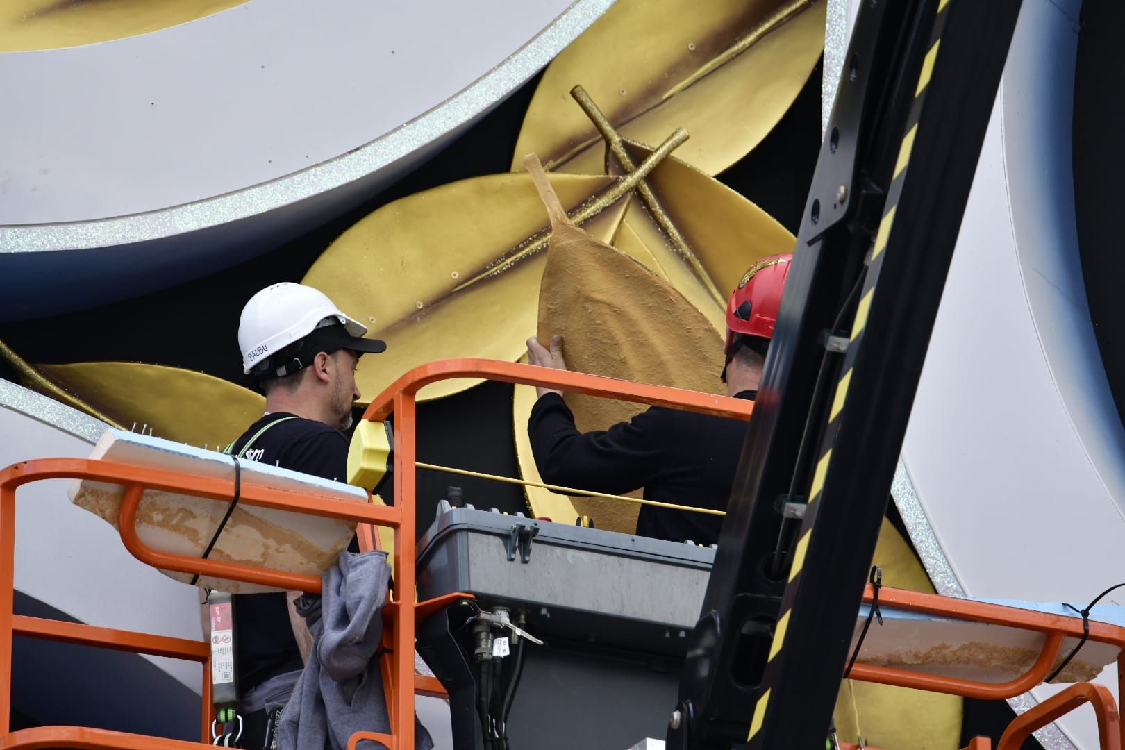 Carolina Darias e Inma Medina comprueban los trabajos del montaje del escenario del carnaval de Las Palmas de Gran Canaria