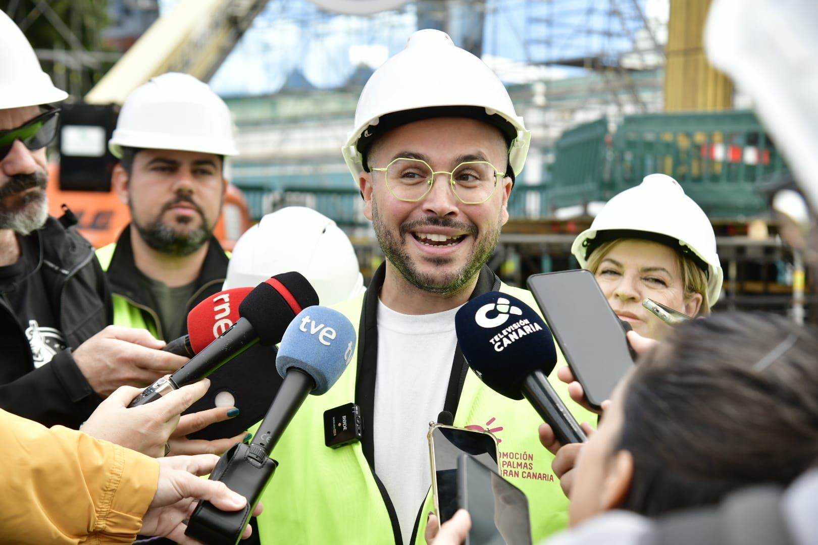 Carolina Darias e Inma Medina comprueban los trabajos del montaje del escenario del carnaval de Las Palmas de Gran Canaria