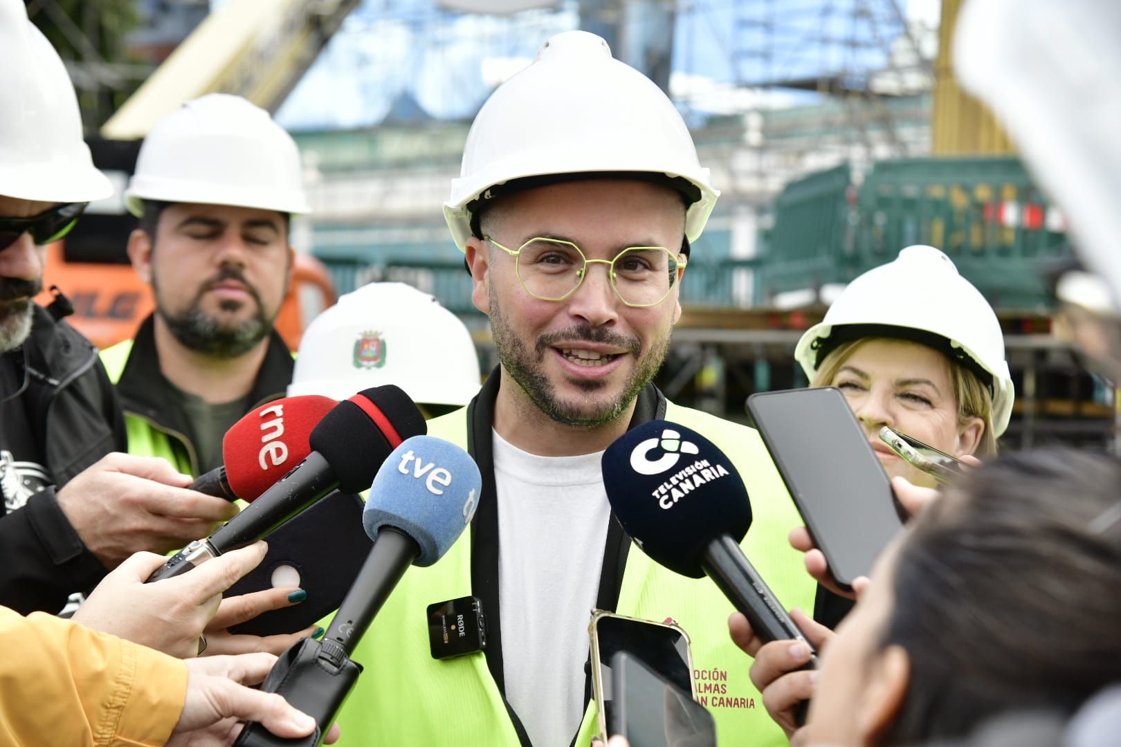 Carolina Darias e Inma Medina comprueban los trabajos del montaje del escenario del carnaval de Las Palmas de Gran Canaria