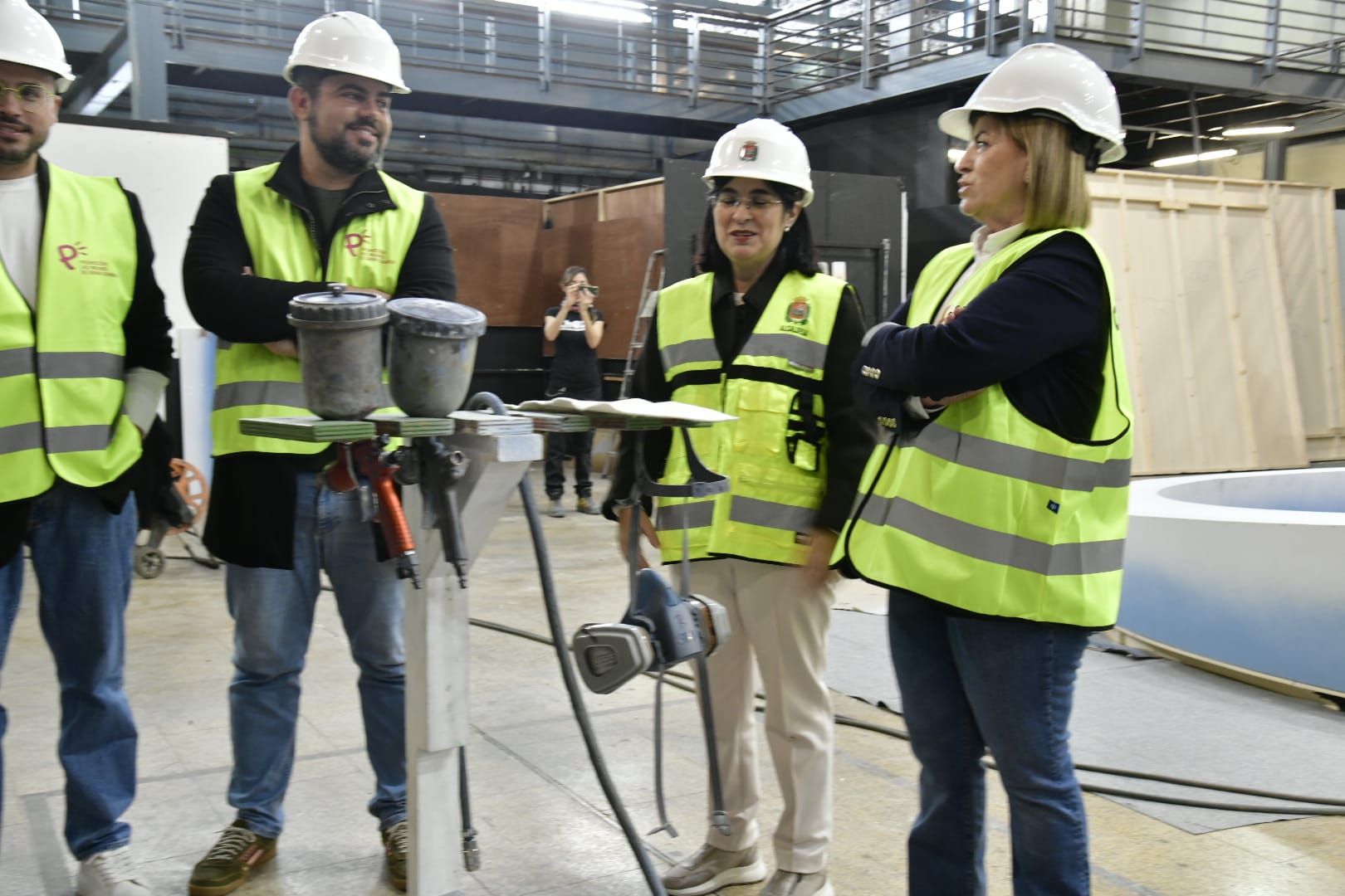 Carolina Darias e Inma Medina comprueban los trabajos del montaje del escenario del carnaval de Las Palmas de Gran Canaria