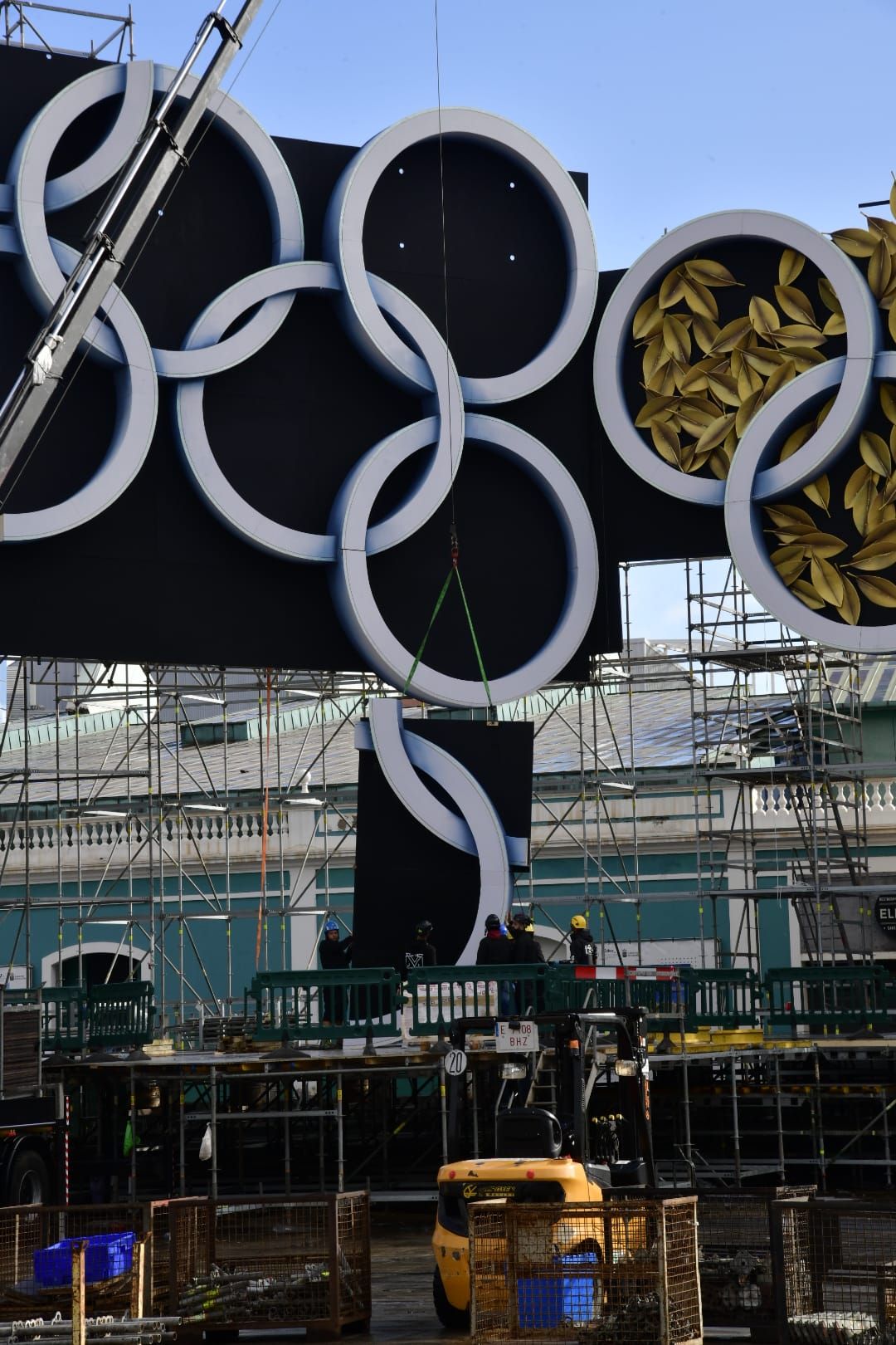 Carolina Darias e Inma Medina comprueban los trabajos del montaje del escenario del carnaval de Las Palmas de Gran Canaria