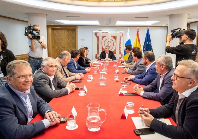 Reunión de Fernando Clavijo con los once alcaldes de la Mancomunidad de Norte.