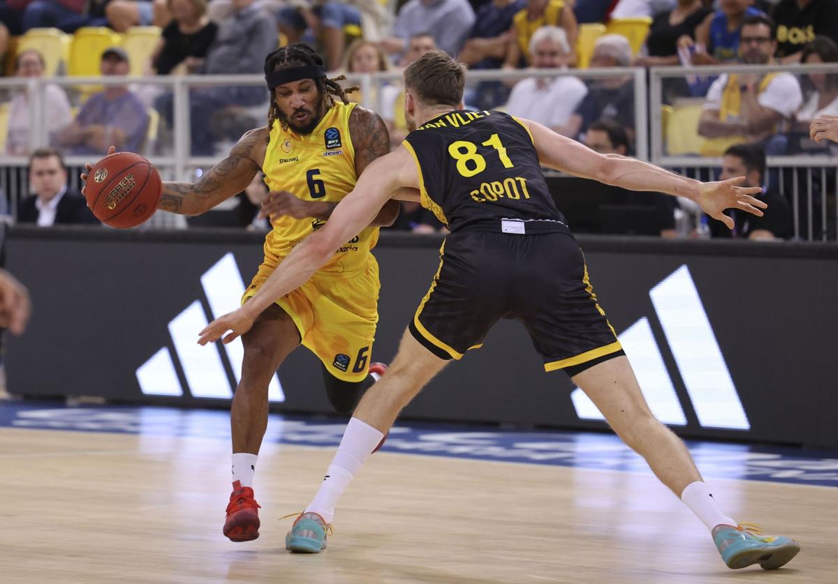 El base francés del Granca, Andrew Albicy, maneja el juego en el duelo de la primera vuelta en la isla.