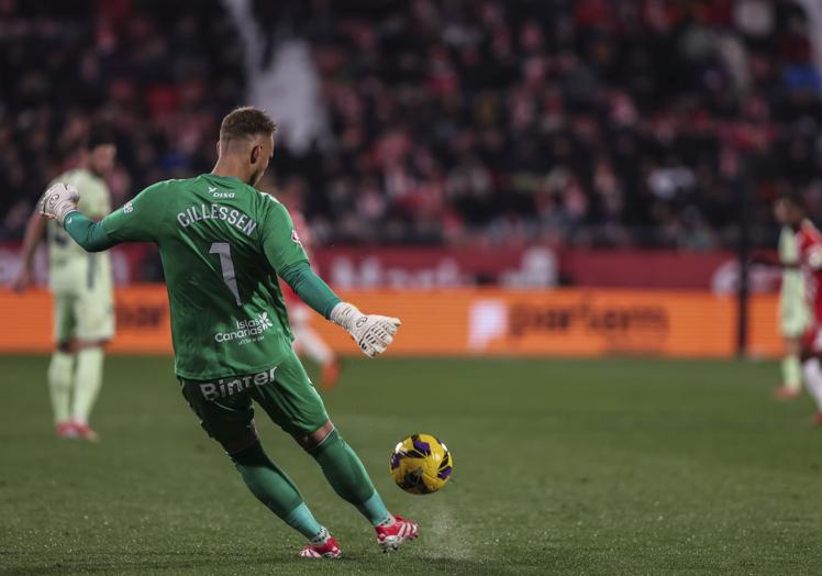 Cillessen, sacando de portería.