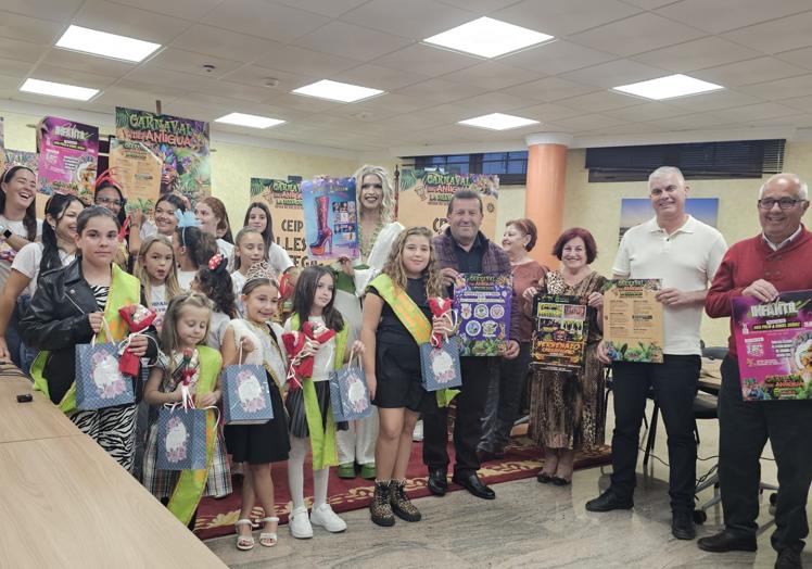 Candidatas a reinas infantiles y representantes de las murgas acudieron al acto de presentación del programa del carnaval de la selva.