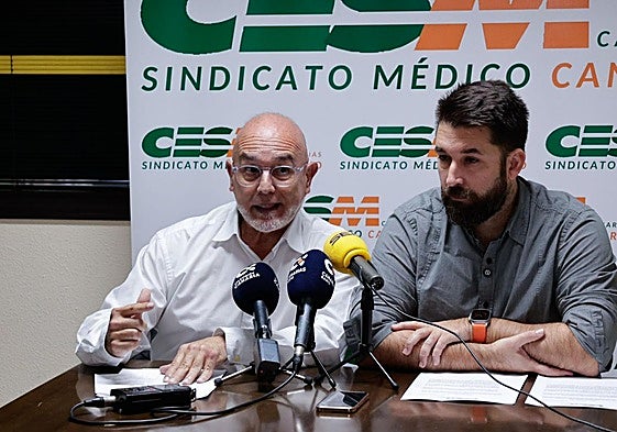 De izquierda a derecha, Levy Cabrera y Eric Álvarez, dirigentes del Sindicato Médico Canario.