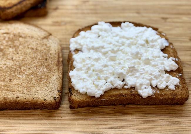 Dispondremos el queso cottage en una de las rebanadas