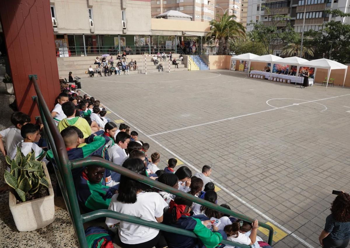 Imagen secundaria 1 - Distintos momentos de la actividad de clausura.