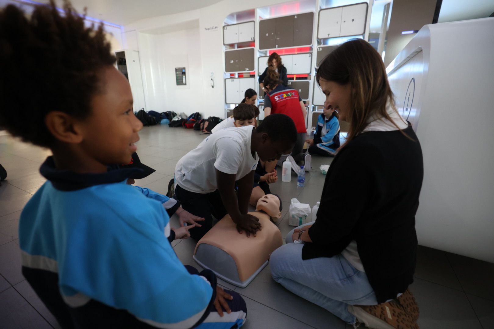 Los médicos de urgencias y emergencias enseñan primeros auxilios en el Elder