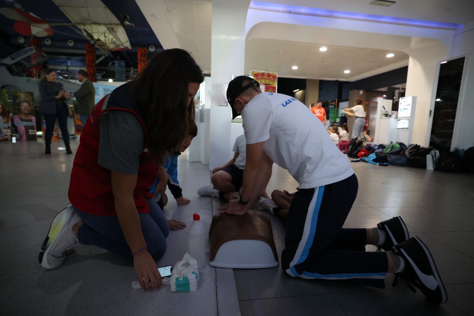 Los médicos de urgencias y emergencias enseñan primeros auxilios en el Elder