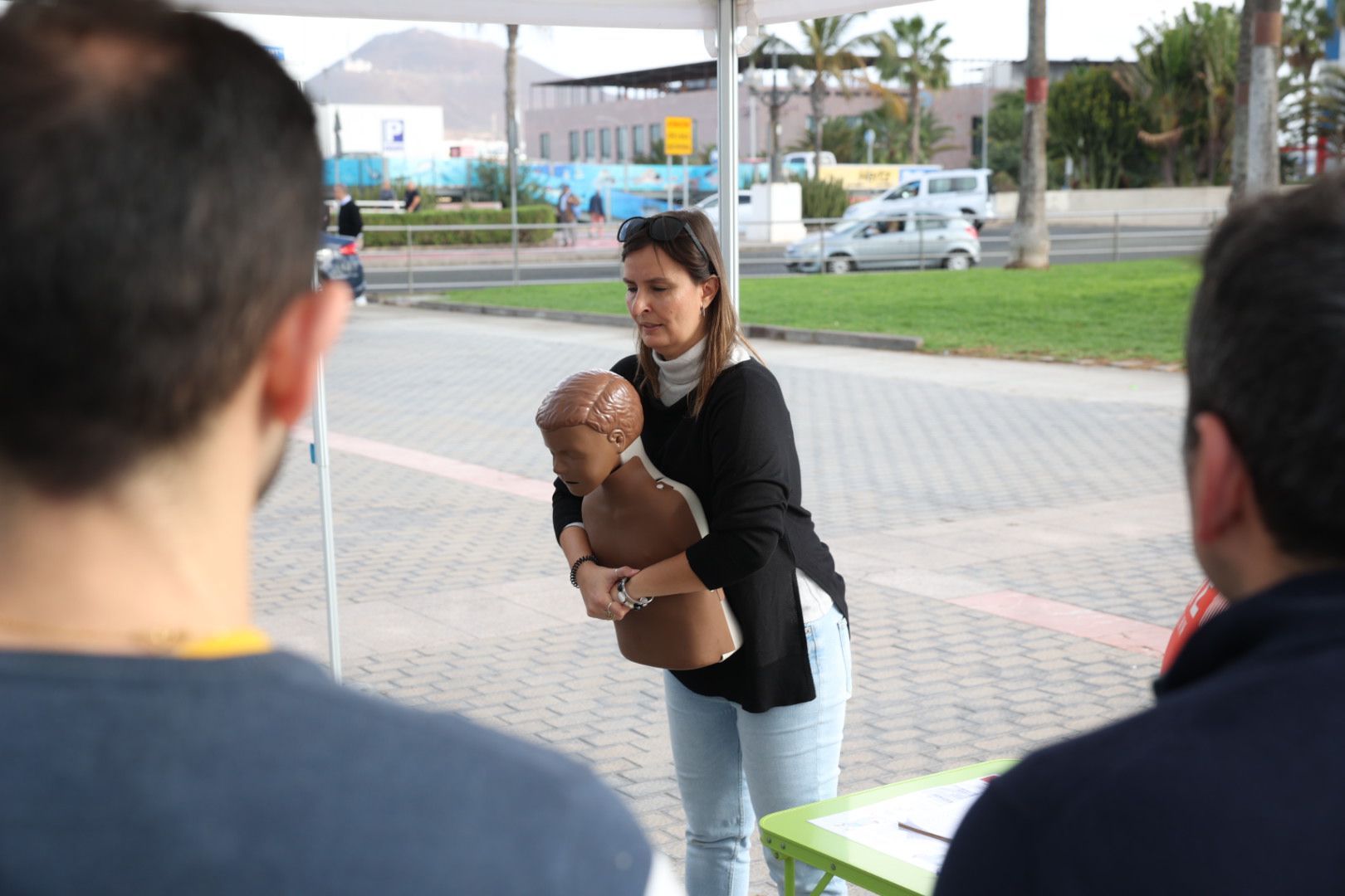 Los médicos de urgencias y emergencias enseñan primeros auxilios en el Elder