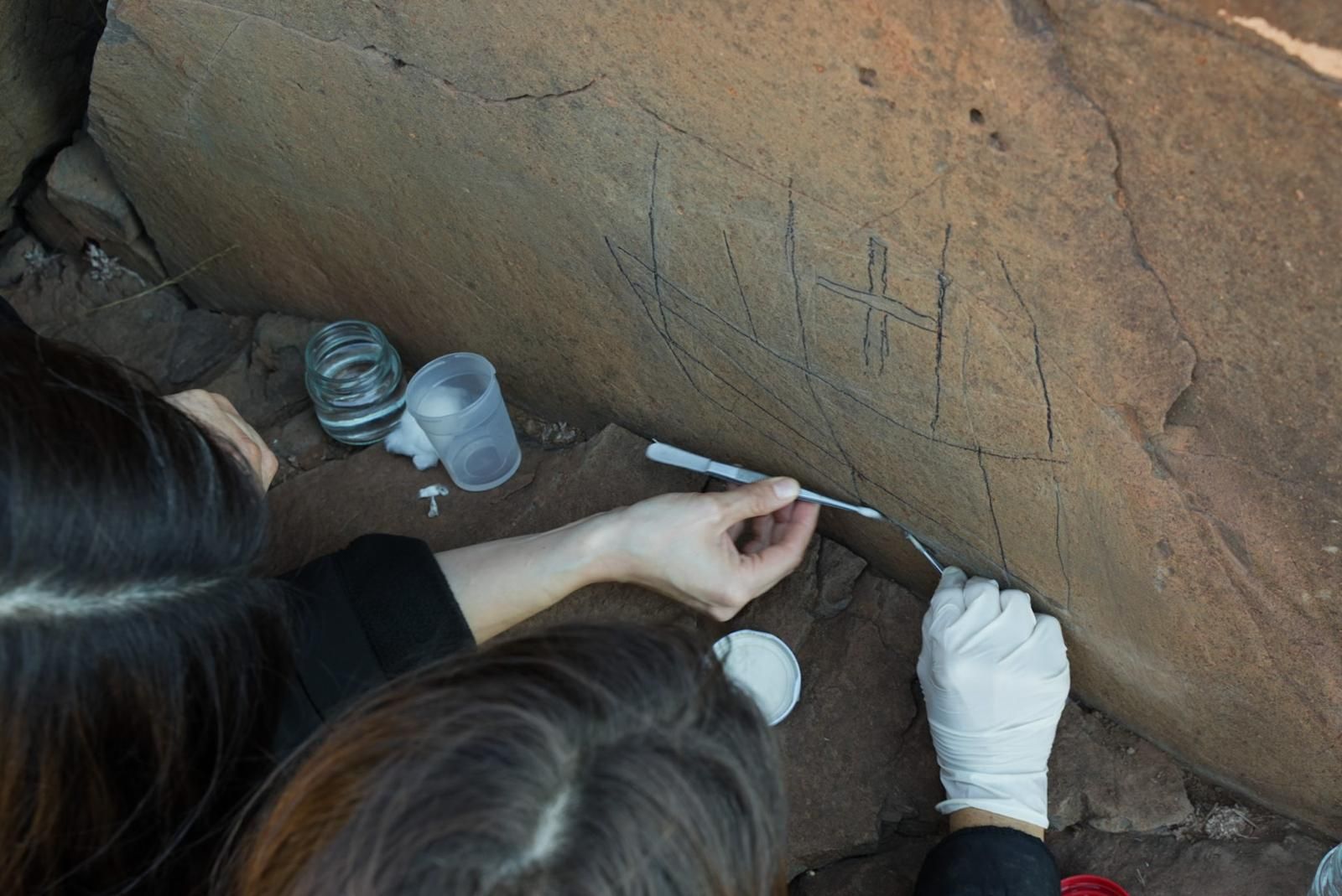 Primeros trabajos para reparar el daño causado a los grabados en Agüimes